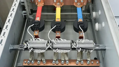 Three-phase current transformer connection and secondary wiring inside a medium-voltage switchgear cabinet